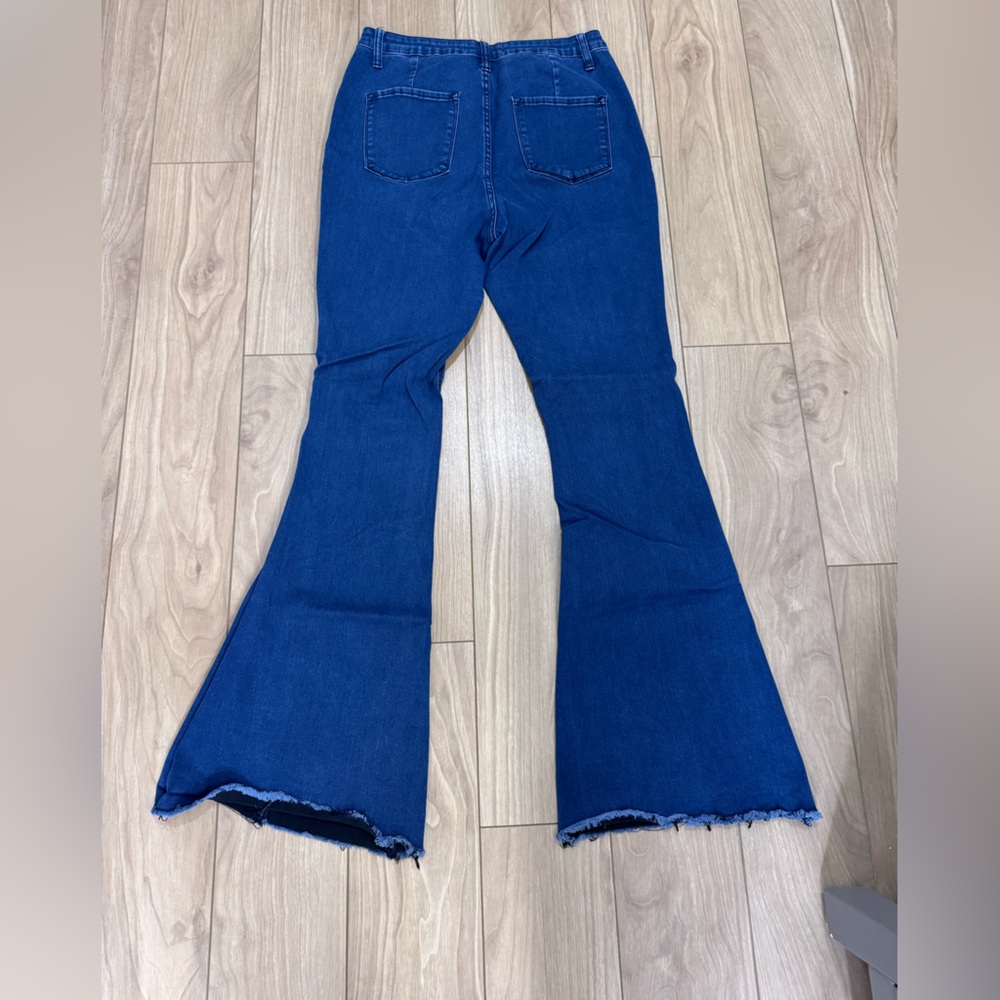 Elegant Indigo Flare Jeans - Picture 2 of 5